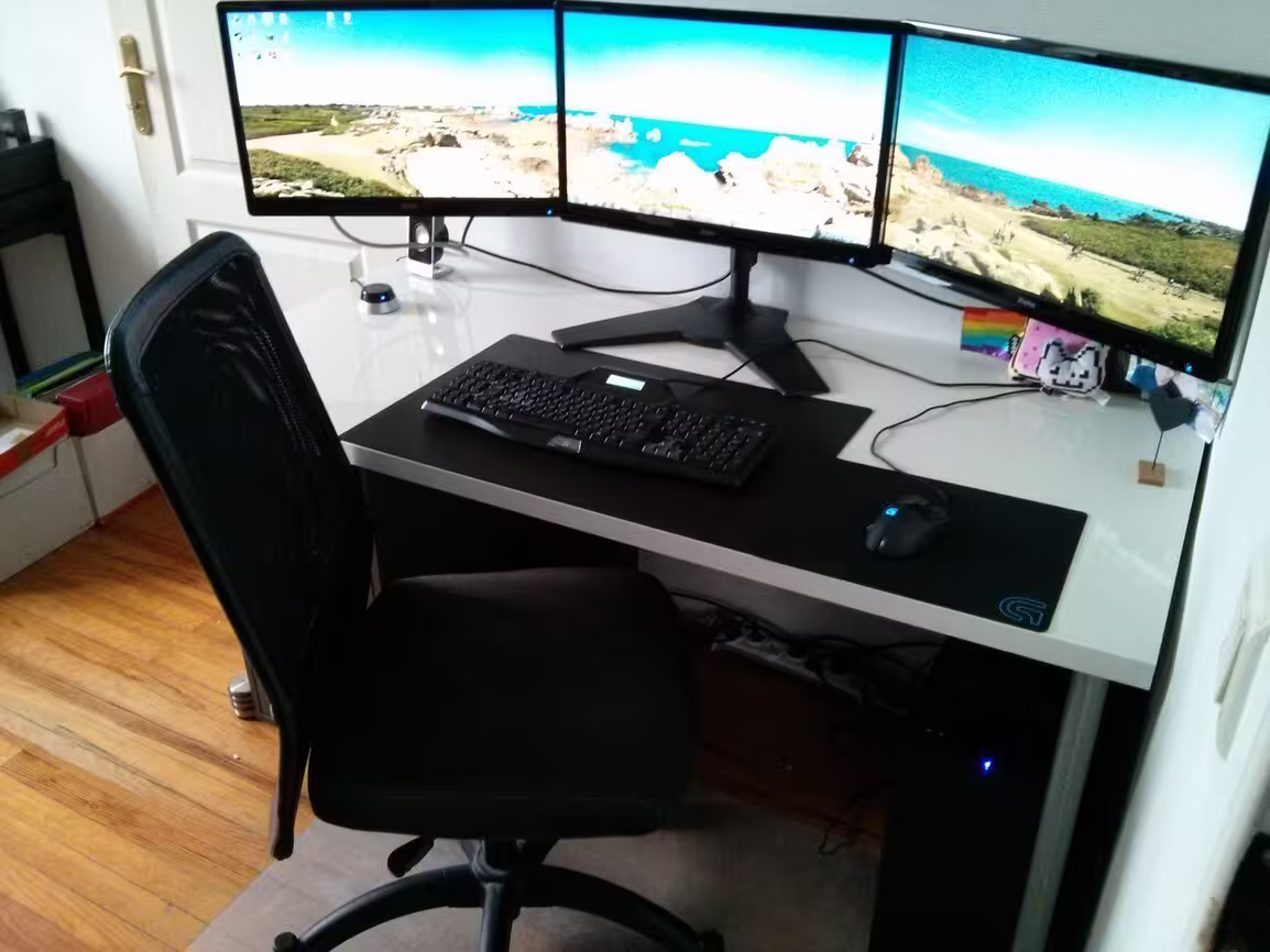 Vous voulez savoir comment plier un bureau Ikea ? Mettez un pied 3-screens en métal de 10kg et 3 écrans dessus