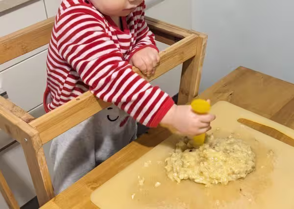 Écraser les bananes bien mûres pour la pâte à pancakes